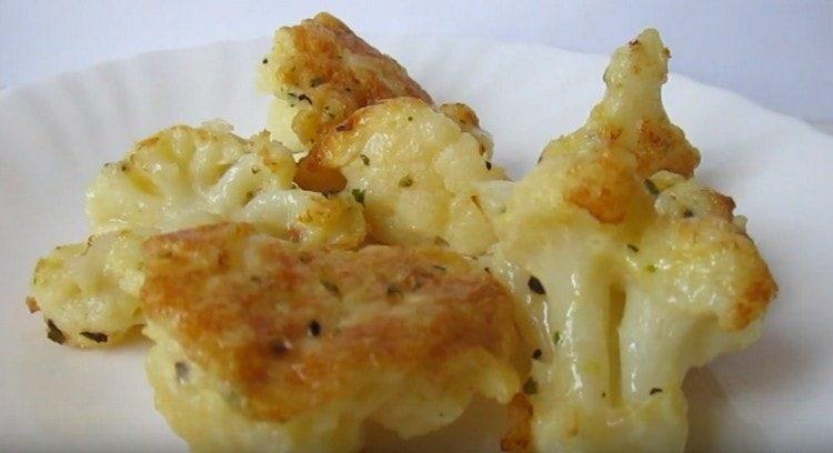 Cauliflower with an egg, cooked in a pan, turned out to be very appetizing.