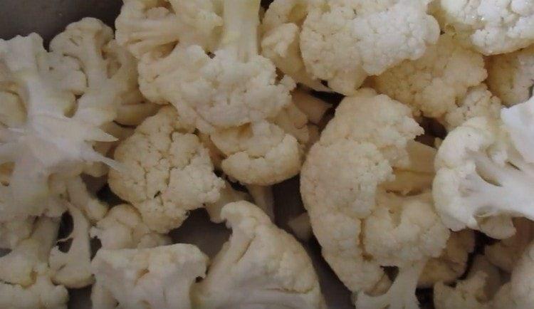 divide the head of cauliflower into inflorescences.