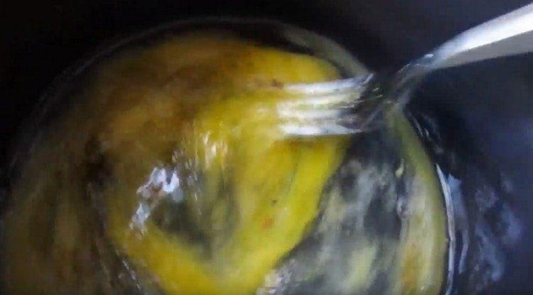 Beat eggs with salt and spices.