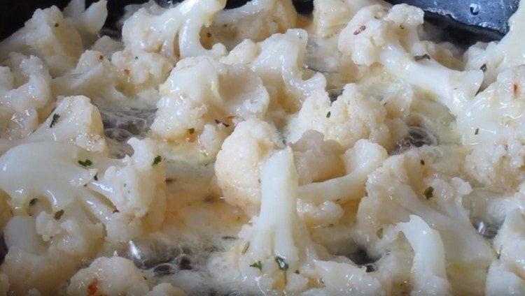 spread the inflorescences in the egg on a well-heated pan with vegetable oil.