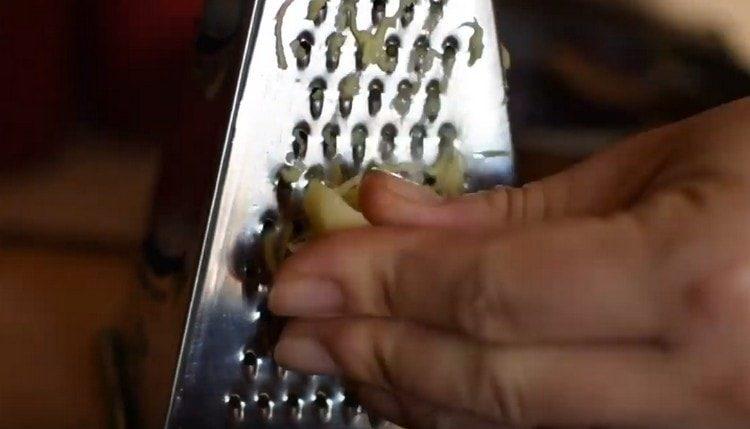 Rub ginger on a fine grater.