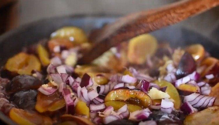 Add the onion and ginger to the plums.
