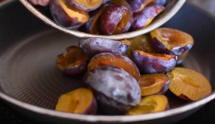 Put the plums in the pan.