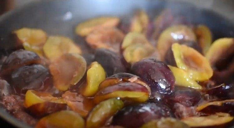 Fry plums with sugar.