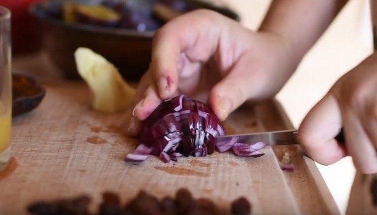 Chop red onion finely.