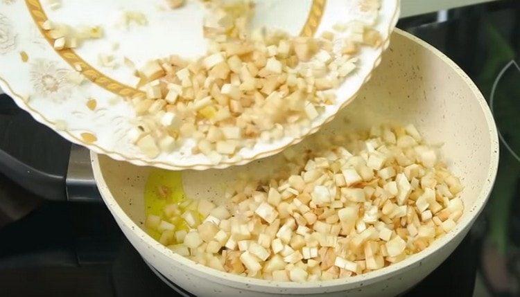 We spread the sliced ​​mushroom legs into the pan.