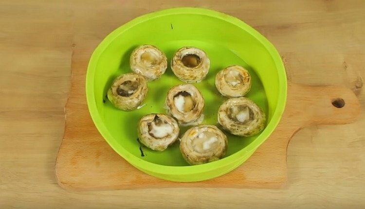 We send mushroom caps to the oven.