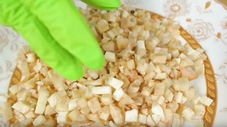 Finely chop the legs of champignons.