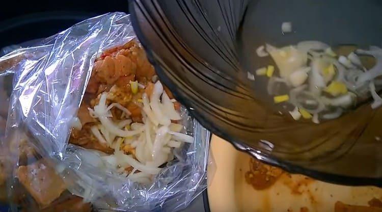 The juice remaining from the onion is also poured into the sleeve.