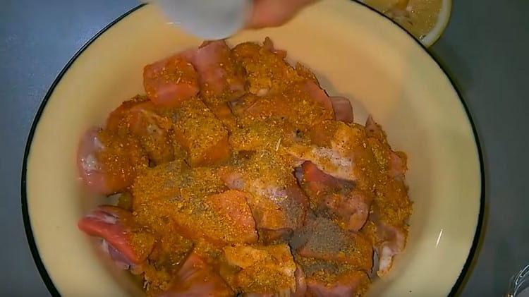 Sprinkle the meat with salt and spices.