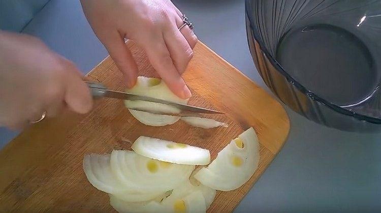 Cut the onion into half rings.