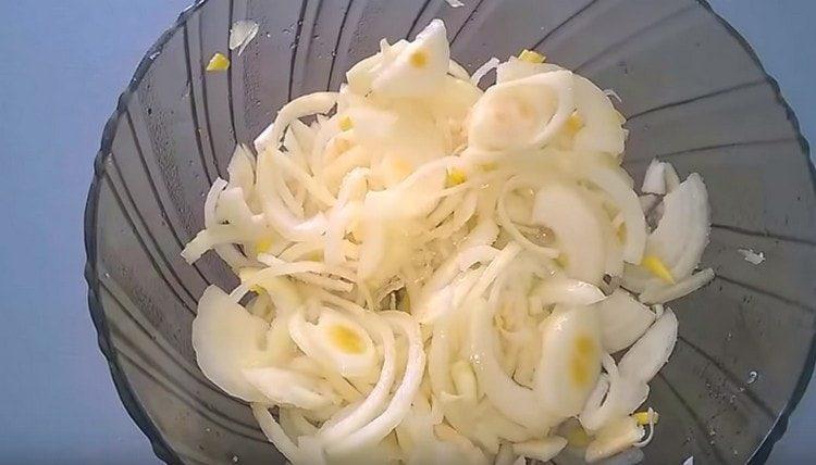 Stir the onion and leave it to marinate.
