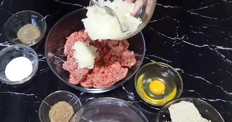 Add the chopped onion to the minced meat.