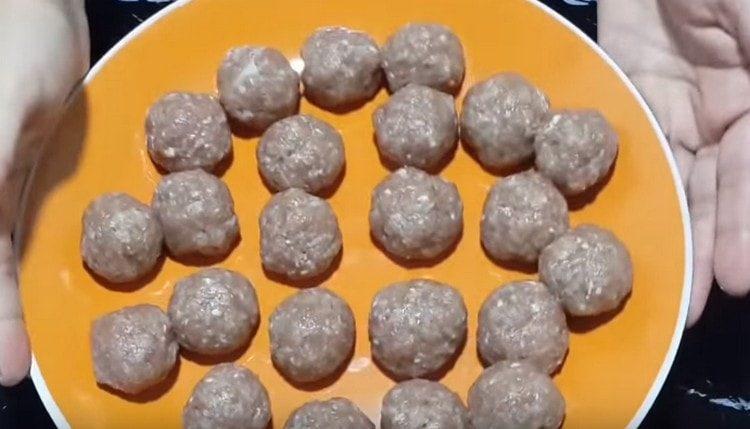 We form small balls of minced meat.