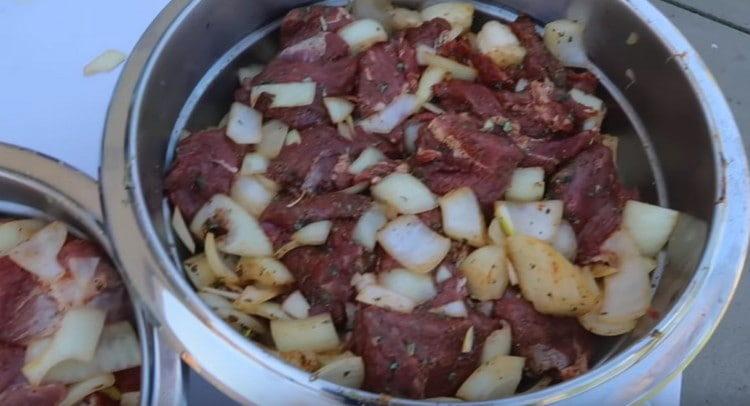 Leave the meat to marinate.