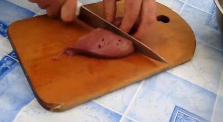 Cut the liver into pieces.