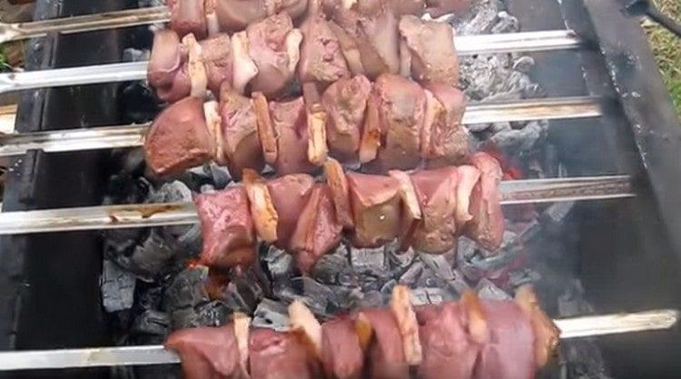 Immediately spread the skewer on the grill.