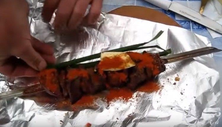 Add the feathers of green garlic.