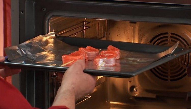 We send a baking tray with barbecue in the oven.