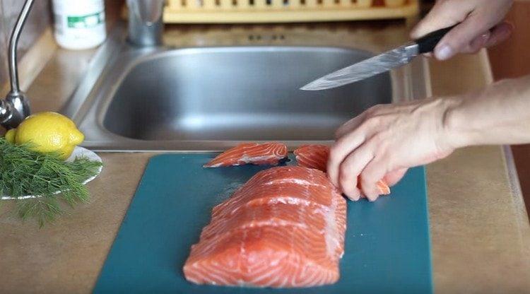 Cut the fillet into small pieces.