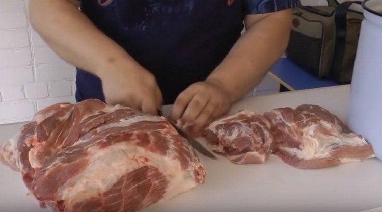 Cut the onion into half rings and slices of pork neck.