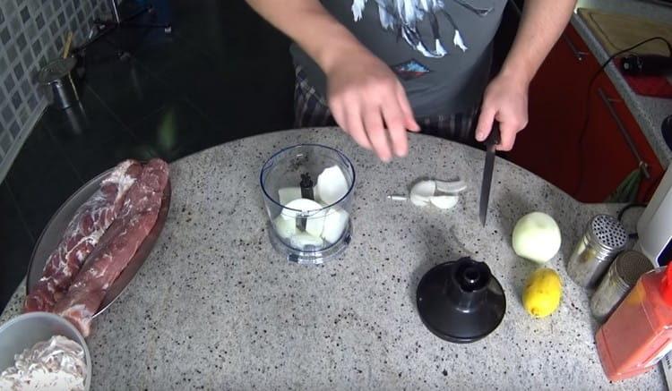 chop the onion and chop it with a blender.