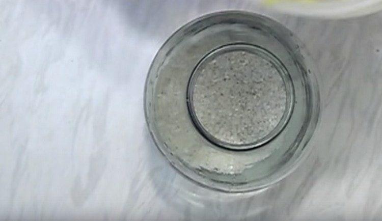 pour rice at the bottom of a three-liter jar.