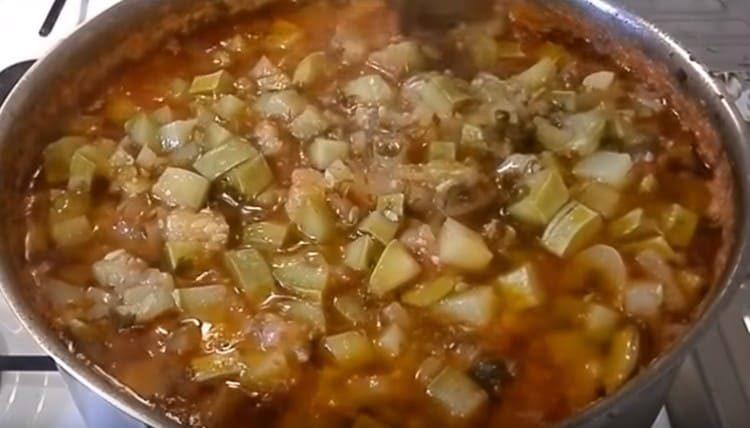 Cook yurcha over low heat, add vinegar at the end of cooking.