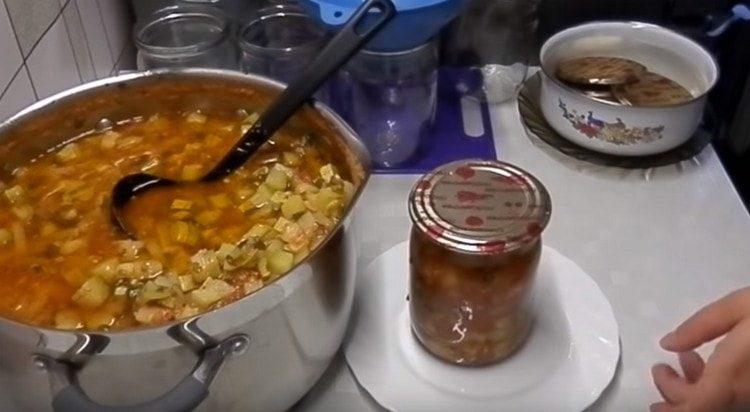 We lay out the salad in sterilized jars and roll up the lids.