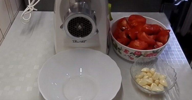 We cut the tomatoes into pieces, peel the garlic and pass them together through a meat grinder.