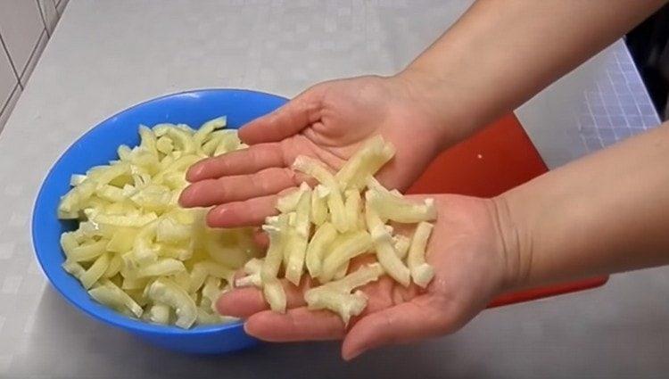 Cut the sweet pepper into strips.
