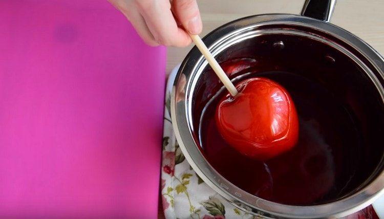 Dip apples in caramel.