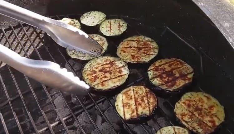 The eggplant should leave traces of the grill.