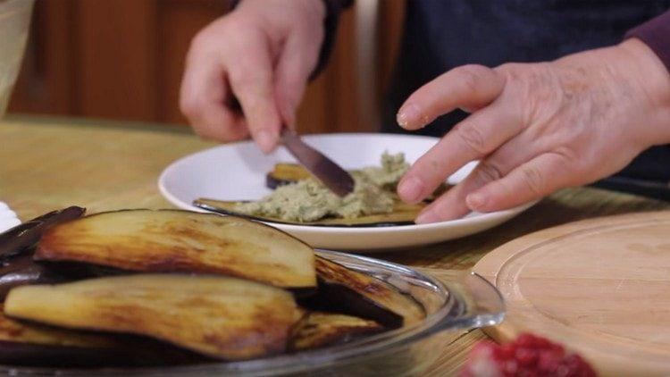 Grease each slice of eggplant with filling.