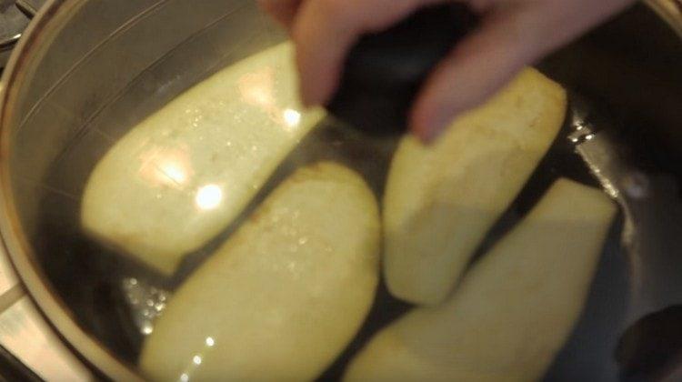 Fry vegetables under the lid.