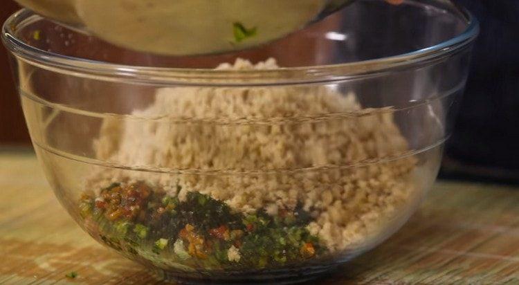 We connect all the products passed through the meat grinder in one container.