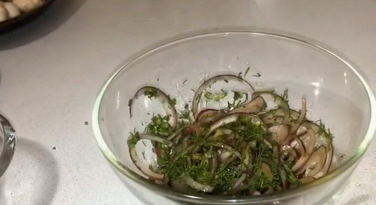 Mix the ingredients for cooking.