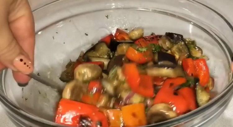 Mix the ingredients for cooking.