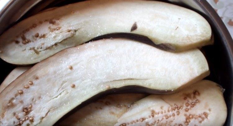 Salt the eggplant and leave it to leave bitterness.