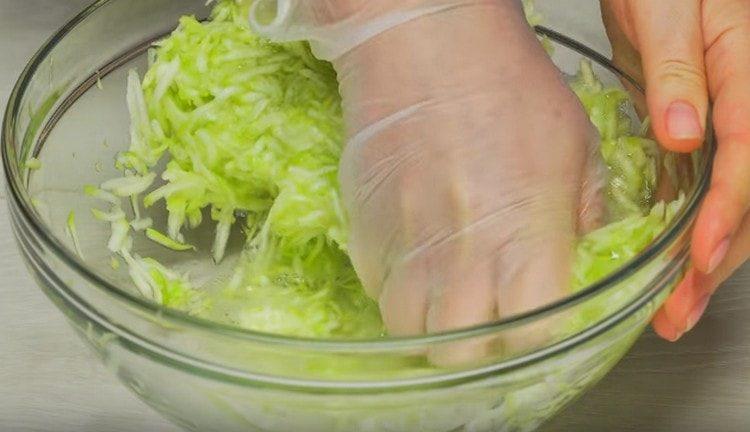 When the zucchini let the juice, squeeze it.