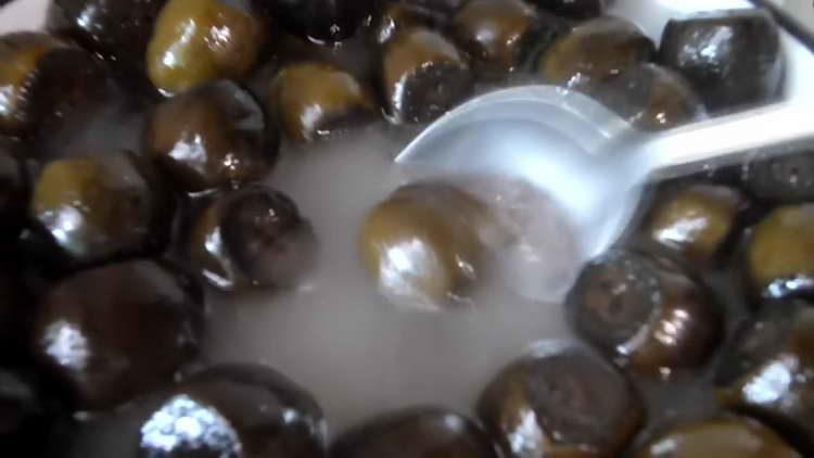 pour nuts with sugar syrup