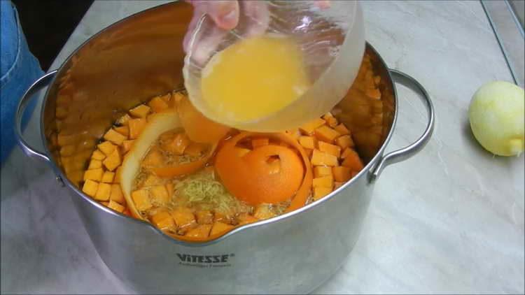 pour lemon juice into jam