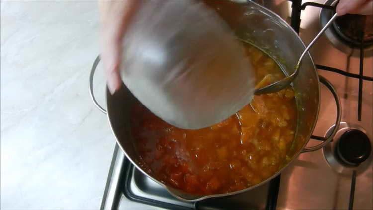 pour lemon juice into jam