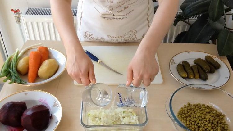 Cooking classic vinaigrette with peas