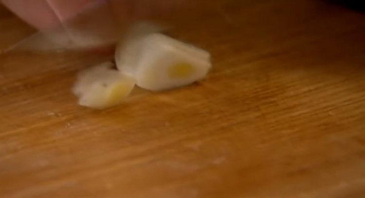 Chop the garlic for cooking