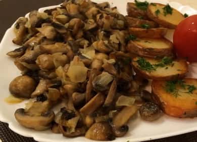 Delicious fried mushrooms with onions 🍲