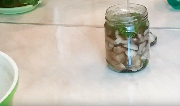 Fill everything with marinade and close the mushroom with lids for the winter.