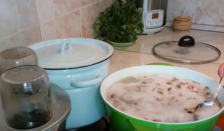 Cook mushrooms, remove the foam.