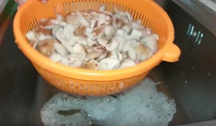 Again, throw the mushrooms in a colander.