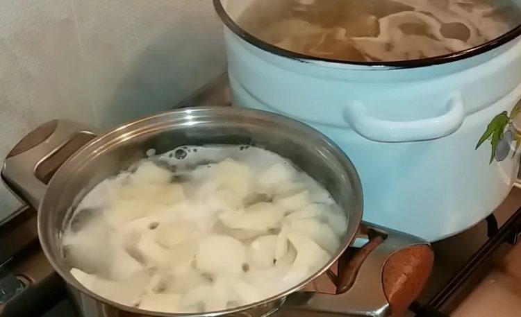 Boil the ingredients for cooking.